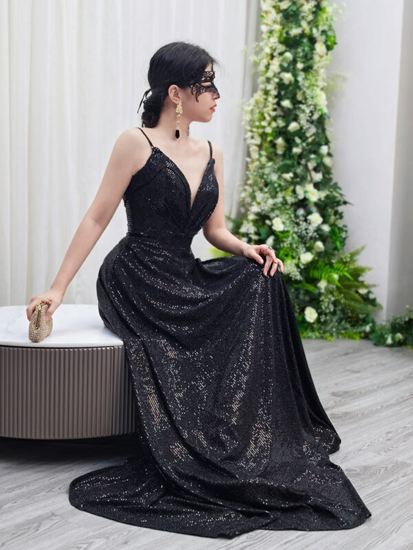 Black beaded prom dress with V-neck straps, elegant mermaid formal gown for women